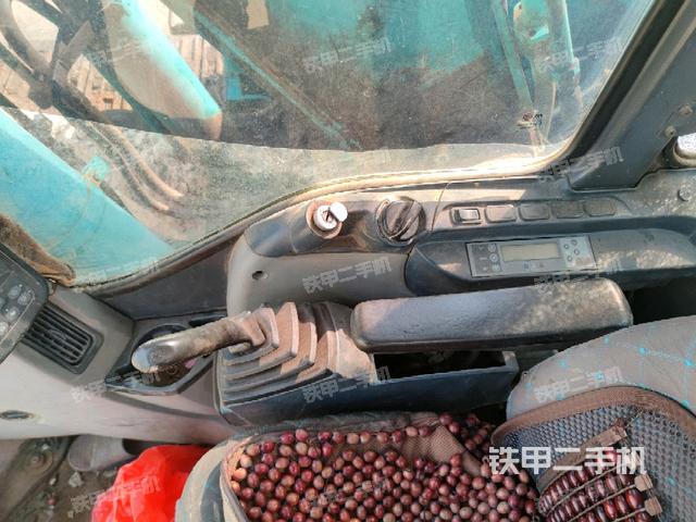 座椅右側(cè)控制臺/鑰匙門/油門/含右手柄(駕駛室部分) 座椅右側(cè)控制臺/鑰匙門/油門/含右手柄(駕駛室部分)