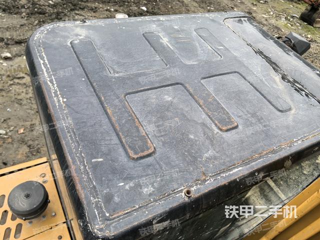 駕駛室頂部(整機(jī)外觀) 駕駛室頂部(整機(jī)外觀)