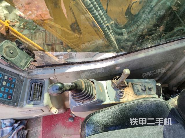座椅右側(cè)控制臺(tái)/鑰匙門(mén)/油門(mén)/含右手柄(駕駛室部分) 座椅右側(cè)控制臺(tái)/鑰匙門(mén)/油門(mén)/含右手柄(駕駛室部分)