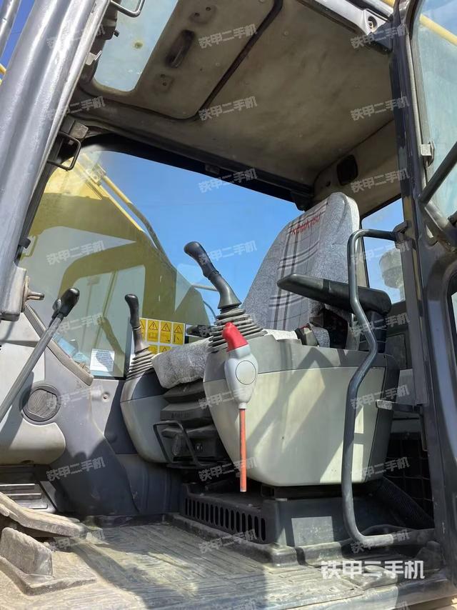 駕駛室整體(整機(jī)外觀) 駕駛室整體(整機(jī)外觀)