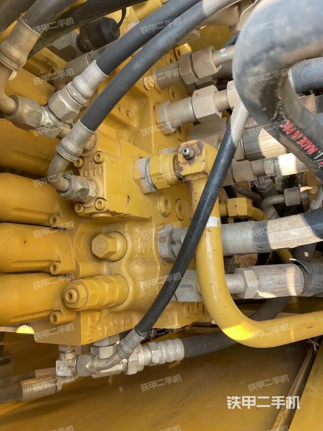 駕駛室整體(整機(jī)外觀) 駕駛室整體(整機(jī)外觀)