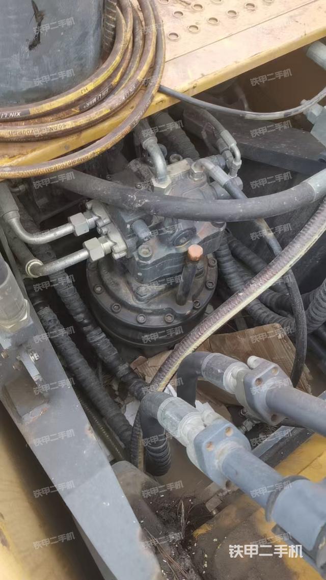 液压泵舱室正面整体（整机外观）