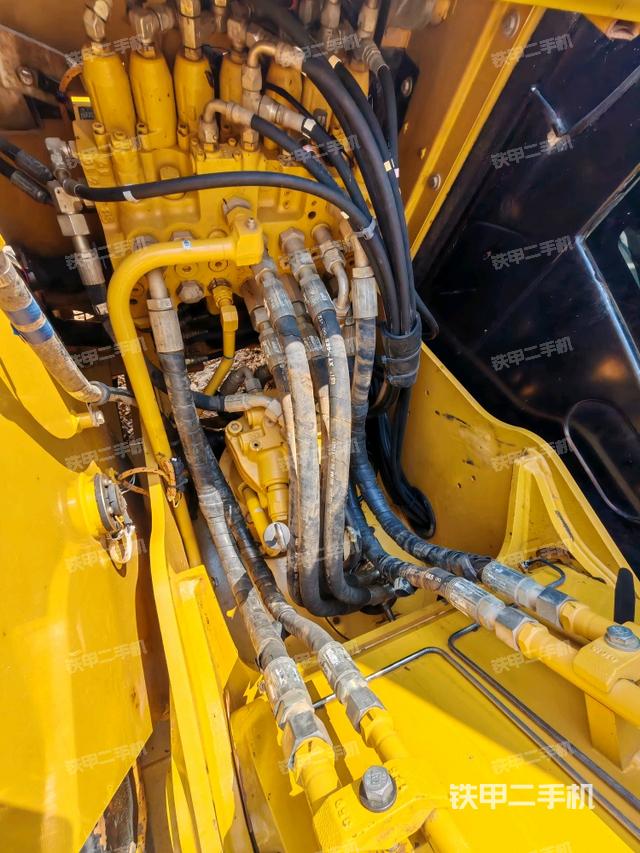 回轉(zhuǎn)馬達(dá)和主控閥（整機外觀）