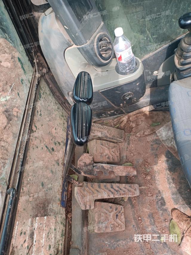 行走控制手柄和踏板?俯拍（駕駛室部分）