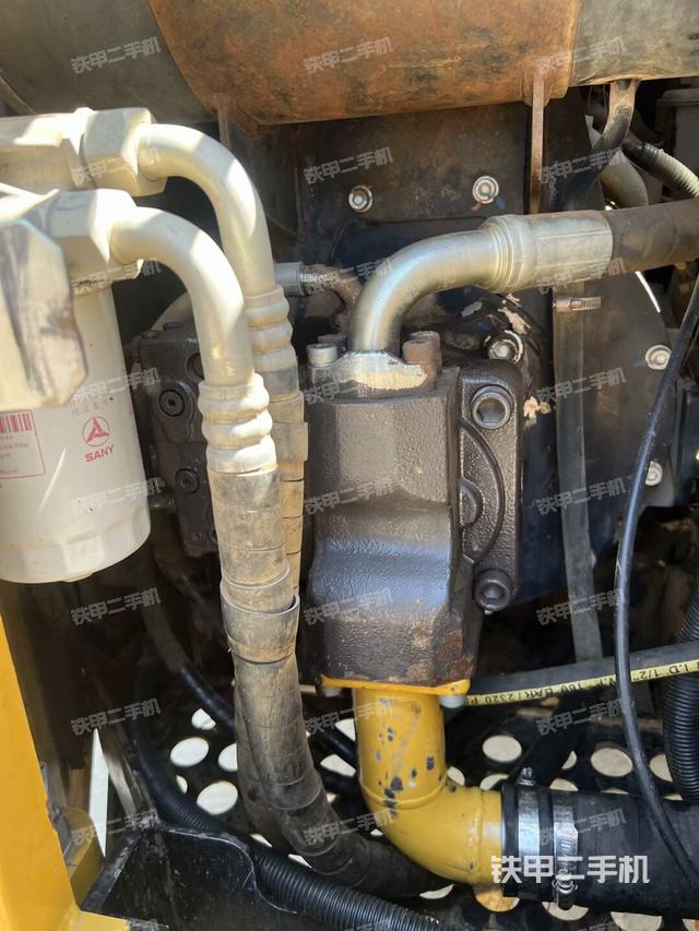 液壓泵艙室正面整體(整機外觀) 液壓泵艙室正面整體(整機外觀)