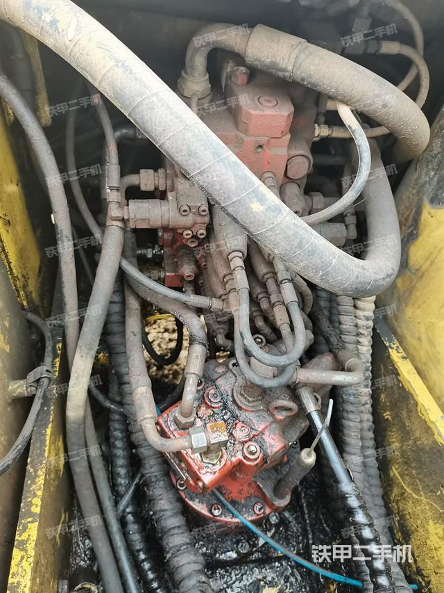 回转马达和主控阀（整机外观）