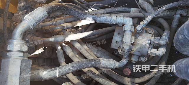 回轉(zhuǎn)馬達(dá)和主控閥(整機(jī)外觀) 回轉(zhuǎn)馬達(dá)和主控閥(整機(jī)外觀)