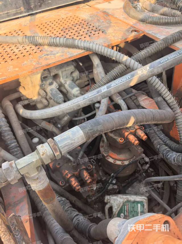 回转马达和主控阀（整机外观）