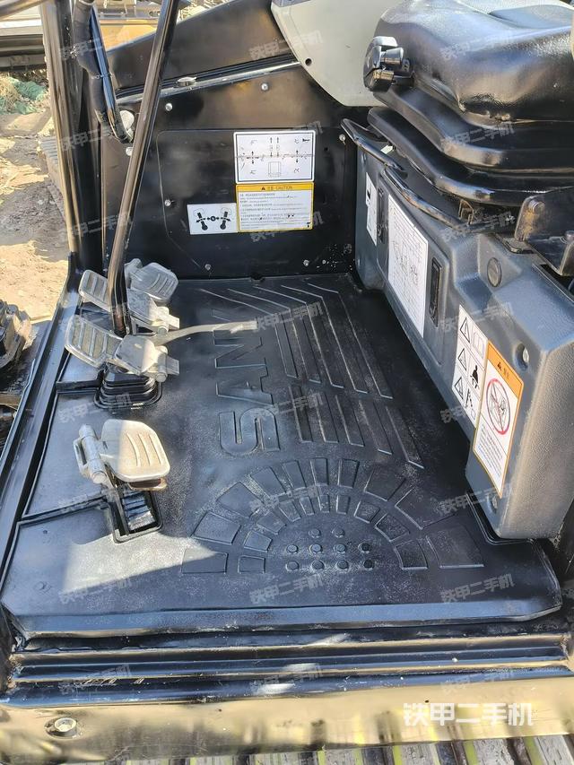 駕駛室頂部（整機外觀）