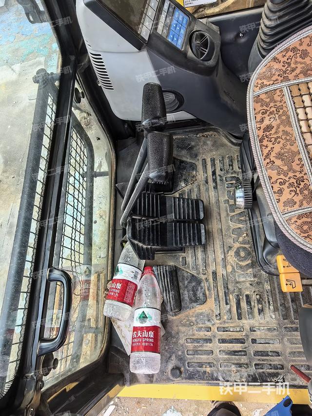 行走控制手柄和踏板 俯拍（驾驶室部分）