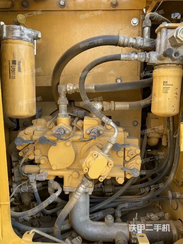 液壓泵艙室正面整體（整機(jī)外觀）