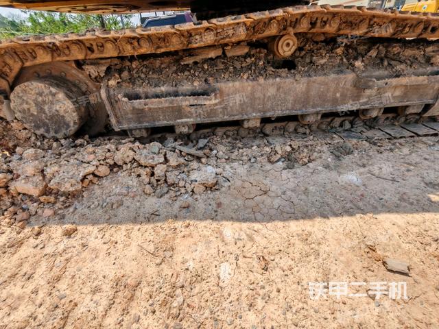 液壓泵艙室正面整體（整機外觀）