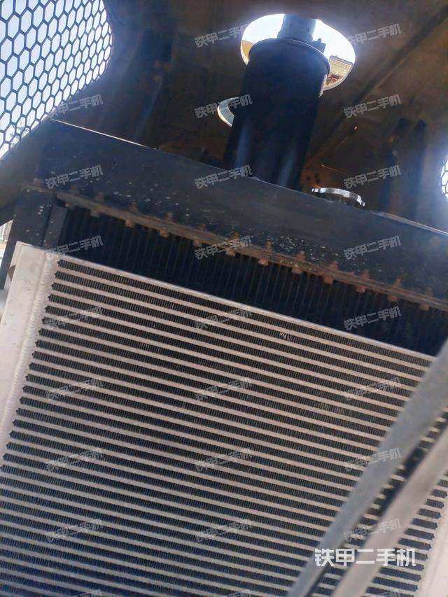 發(fā)動(dòng)機(jī)上部全景（壓路機(jī)發(fā)動(dòng)機(jī)艙）