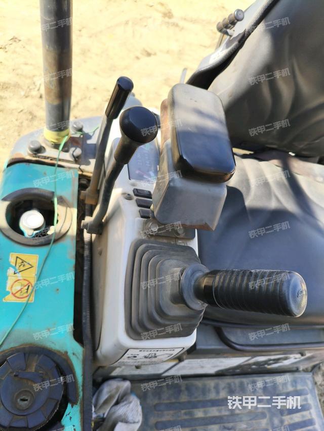 座椅右側(cè)控制臺(tái)/鑰匙門/油門/含右手柄（駕駛室部分）