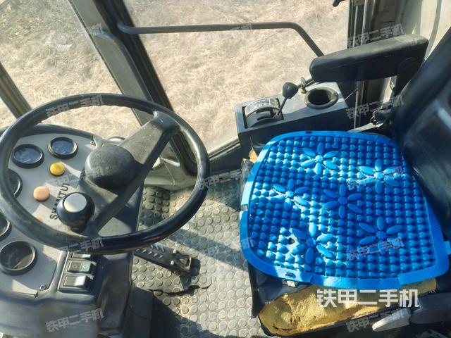 駕駛室側(cè)向上照全景（壓路機(jī)駕駛室）