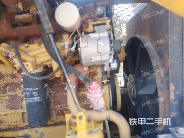 發(fā)動(dòng)機(jī)右側(cè)全景（壓路機(jī)發(fā)動(dòng)機(jī)艙）