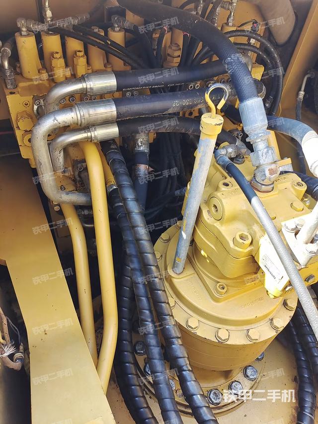 回轉(zhuǎn)馬達(dá)和主控閥（整機(jī)外觀）