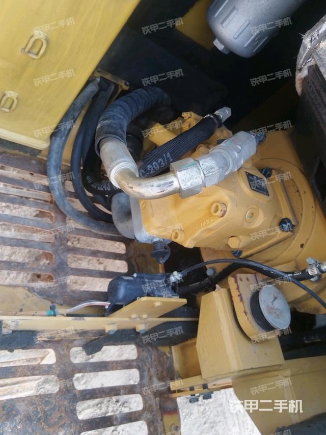 液壓泵艙室正面整體（整機外觀）