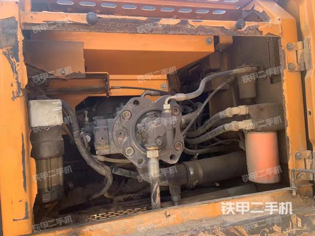 液壓泵艙室正面整體（整機外觀）