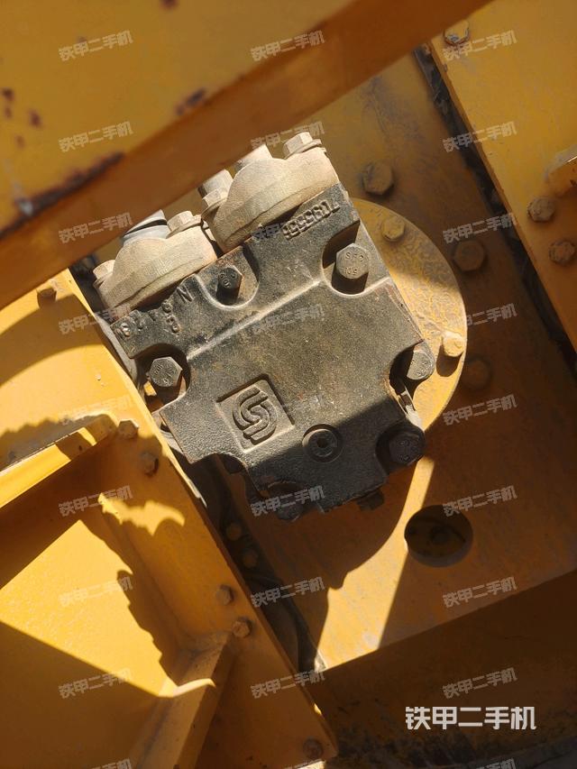 后輪左側(cè)全景（壓路機(jī)前后車架）