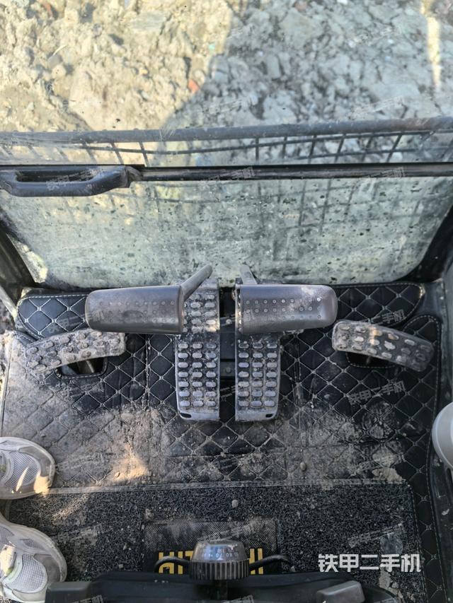 行走控制手柄和踏板?俯拍（駕駛室部分）