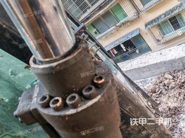 鏟斗右后整體(工作和回轉(zhuǎn)裝置) 鏟斗右后整體(工作和回轉(zhuǎn)裝置)