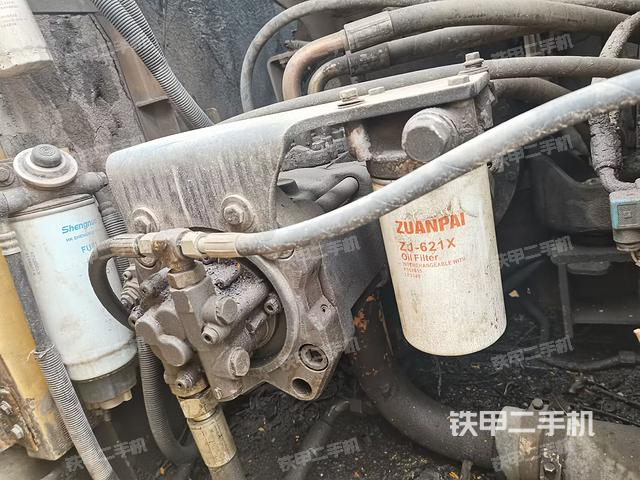 液压泵舱室正面整体（整机外观）