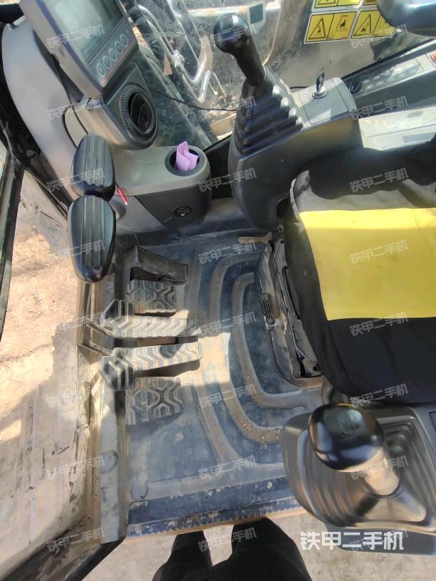 行走控制手柄和踏板?俯拍（駕駛室部分）