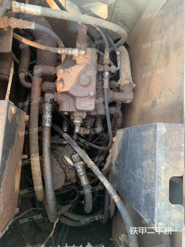 回轉(zhuǎn)馬達(dá)和主控閥（整機(jī)外觀）