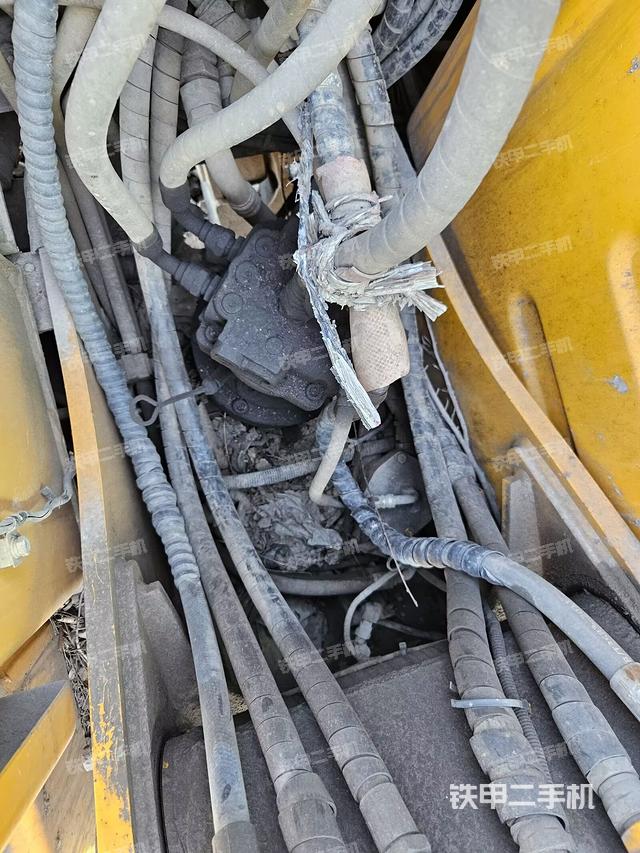 液壓泵艙室正面整體(整機(jī)外觀) 液壓泵艙室正面整體(整機(jī)外觀)