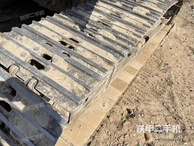 單側(cè)履帶整體(整機(jī)外觀) 單側(cè)履帶整體(整機(jī)外觀)