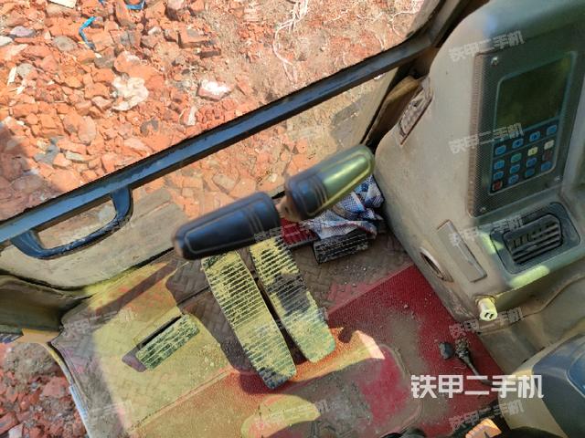 行走控制手柄和踏板?俯拍(駕駛室部分) 行走控制手柄和踏板?俯拍(駕駛室部分)