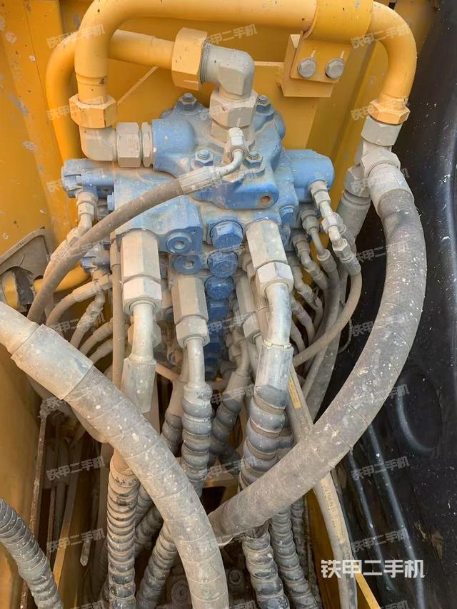 回轉(zhuǎn)馬達(dá)和主控閥（整機(jī)外觀）