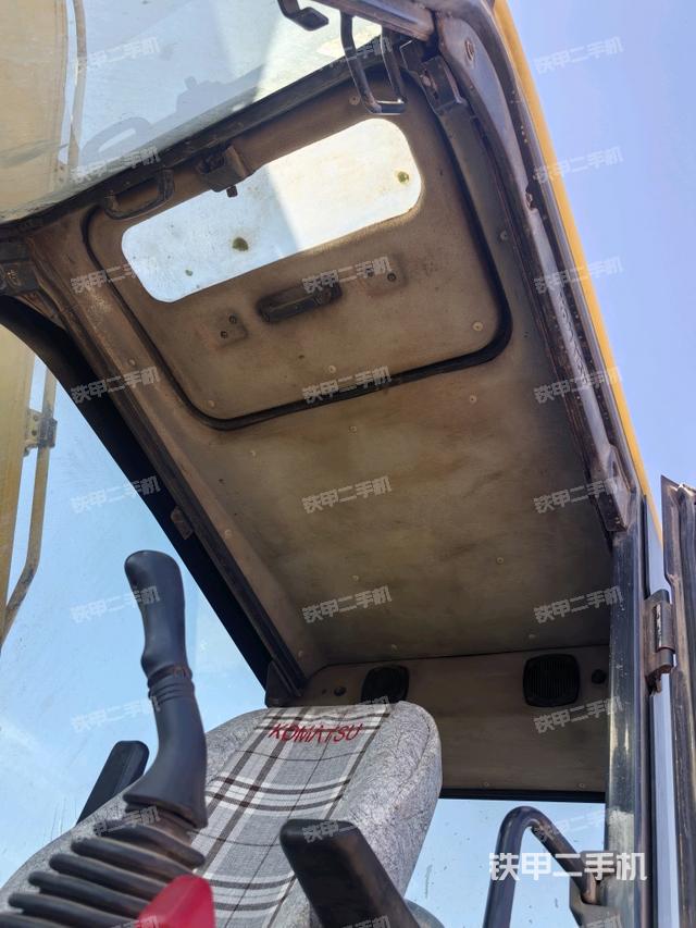 駕駛室頂部(整機(jī)外觀) 駕駛室頂部(整機(jī)外觀)