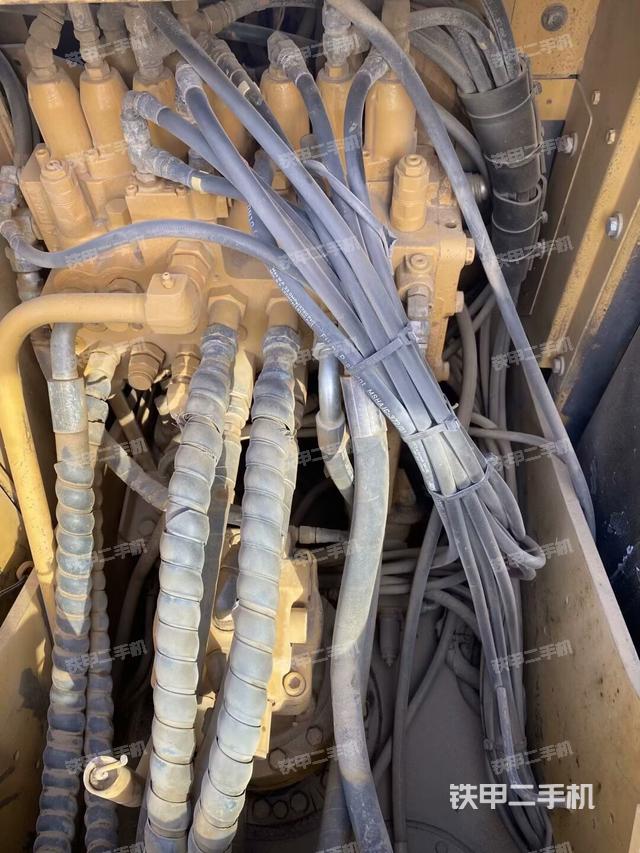 回轉(zhuǎn)馬達(dá)和主控閥（整機(jī)外觀）