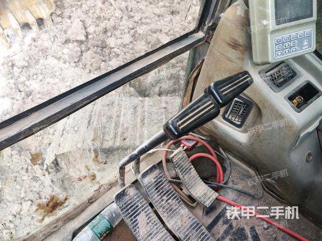 行走控制手柄和踏板?俯拍(駕駛室部分) 行走控制手柄和踏板?俯拍(駕駛室部分)