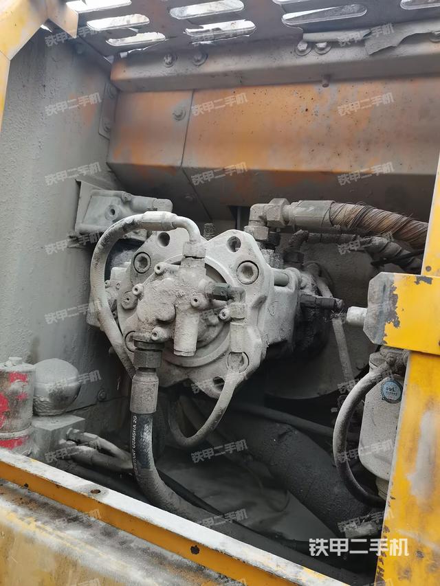 液壓泵艙室正面整體（整機外觀）