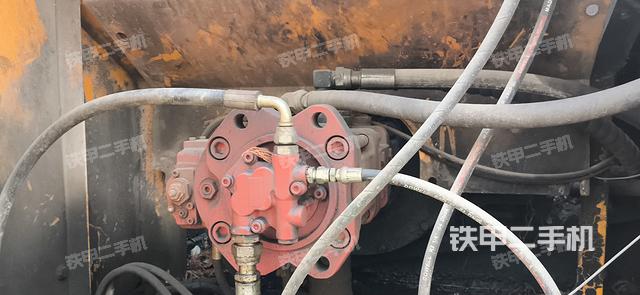 液压泵舱室正面整体（整机外观）