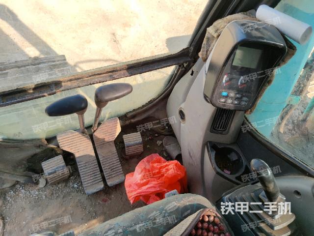 行走控制手柄和踏板?俯拍(駕駛室部分) 行走控制手柄和踏板?俯拍(駕駛室部分)