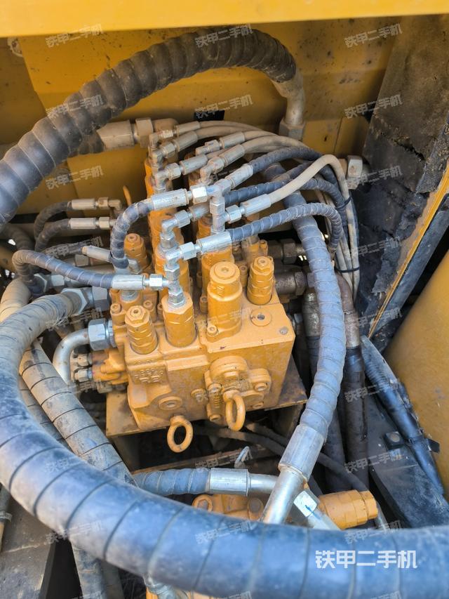 回转马达和主控阀（整机外观）