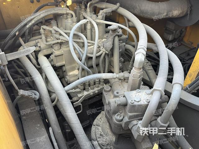 回轉(zhuǎn)馬達和主控閥(整機外觀) 回轉(zhuǎn)馬達和主控閥(整機外觀)