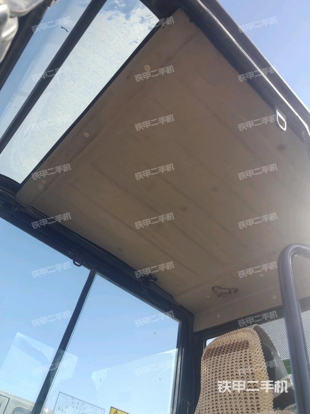 駕駛室頂部(整機(jī)外觀) 駕駛室頂部(整機(jī)外觀)