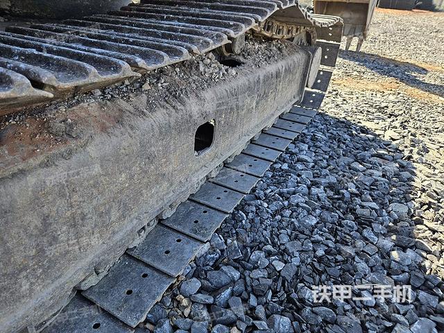 單側(cè)履帶整體(整機(jī)外觀) 單側(cè)履帶整體(整機(jī)外觀)