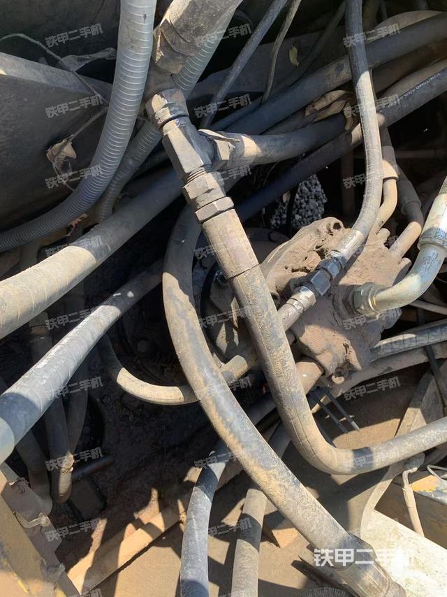 回轉(zhuǎn)馬達和主控閥(整機外觀) 回轉(zhuǎn)馬達和主控閥(整機外觀)