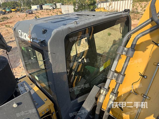 駕駛室頂部(整機(jī)外觀) 駕駛室頂部(整機(jī)外觀)