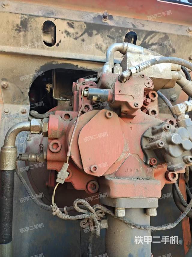 液壓泵艙室正面整體(整機(jī)外觀) 液壓泵艙室正面整體(整機(jī)外觀)