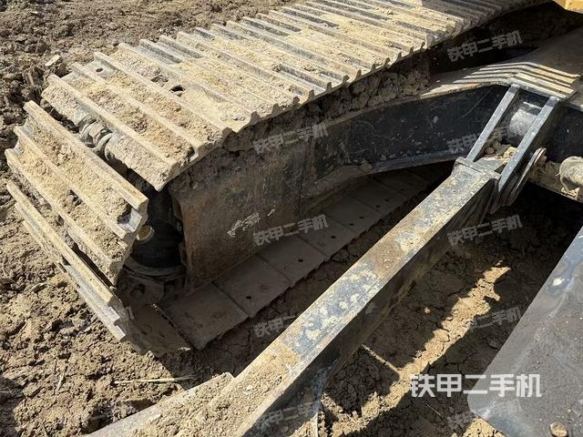 單側(cè)履帶整體(整機(jī)外觀) 單側(cè)履帶整體(整機(jī)外觀)