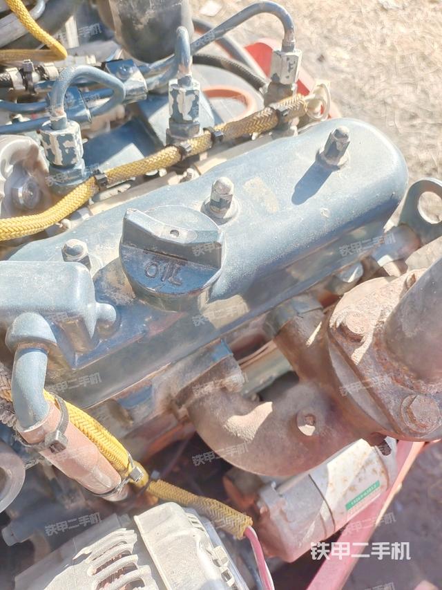 發(fā)動機左側(cè)全景（壓路機發(fā)動機艙）