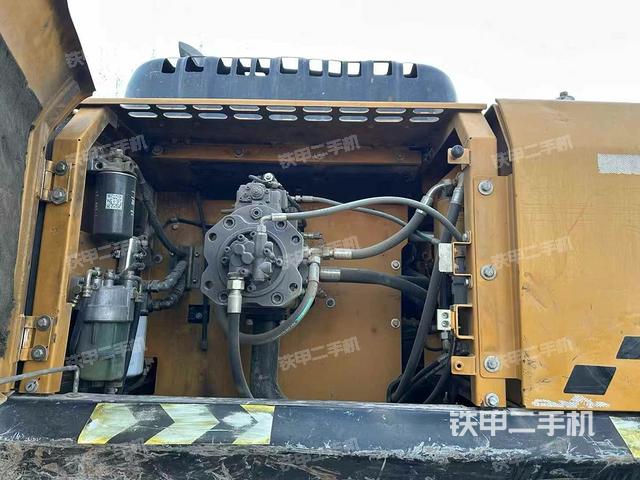 液壓泵艙室正面整體(整機外觀) 液壓泵艙室正面整體(整機外觀)
