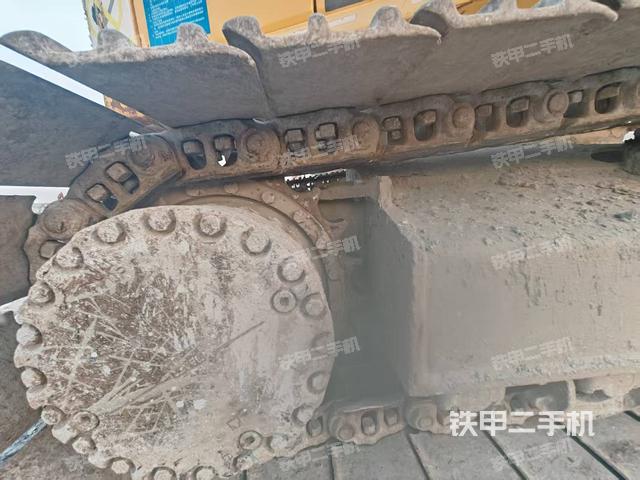 單側(cè)履帶整體(整機(jī)外觀) 單側(cè)履帶整體(整機(jī)外觀)